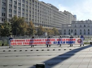 Dirigentes de la ANEF son detenidos tras poner lienzo en contra del retorno al trabajo presencial frente a La Moneda