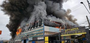 VIDEO | Incendio afecta a galpones industriales de la Zofri de Iquique