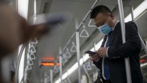 España repartirá 10 millones de mascarillas entre trabajadores que utilicen el transporte público