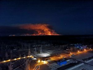 Alerta mundial por incendio forestal que avanza rápidamente hacia la central nuclear de Chernobyl