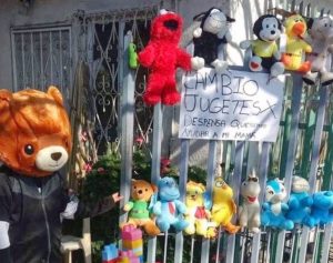 Niño de Tijuana, una de las zonas más golpeadas por el coronavirus, ofrece sus juguetes a cambio de comida