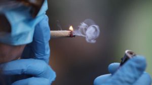 ¿Fumar podría prevenir el COVID-19? Controvertido estudio francés sobre nicotina abre el debate