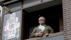 Día del Libro: Vecinos de Luis Sepúlveda homenajean al fallecido escritor nacional agitando libros desde sus ventanas