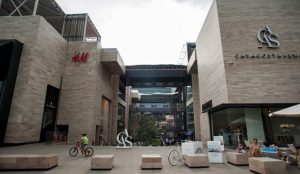 Trabajadores de H&M acusan irresponsabilidad en reapertura de malls por fechas comerciales: "No entendemos la ambición de estas empresas"
