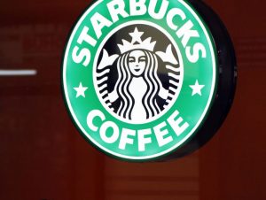 Trabajadores de Starbucks demandan a empresa por no pago de remuneraciones en medio de la crisis