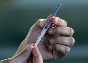 Dos hombres mueren al inyectarse altas dosis de insulina: lo habrían hecho porque se les acabó el alcohol