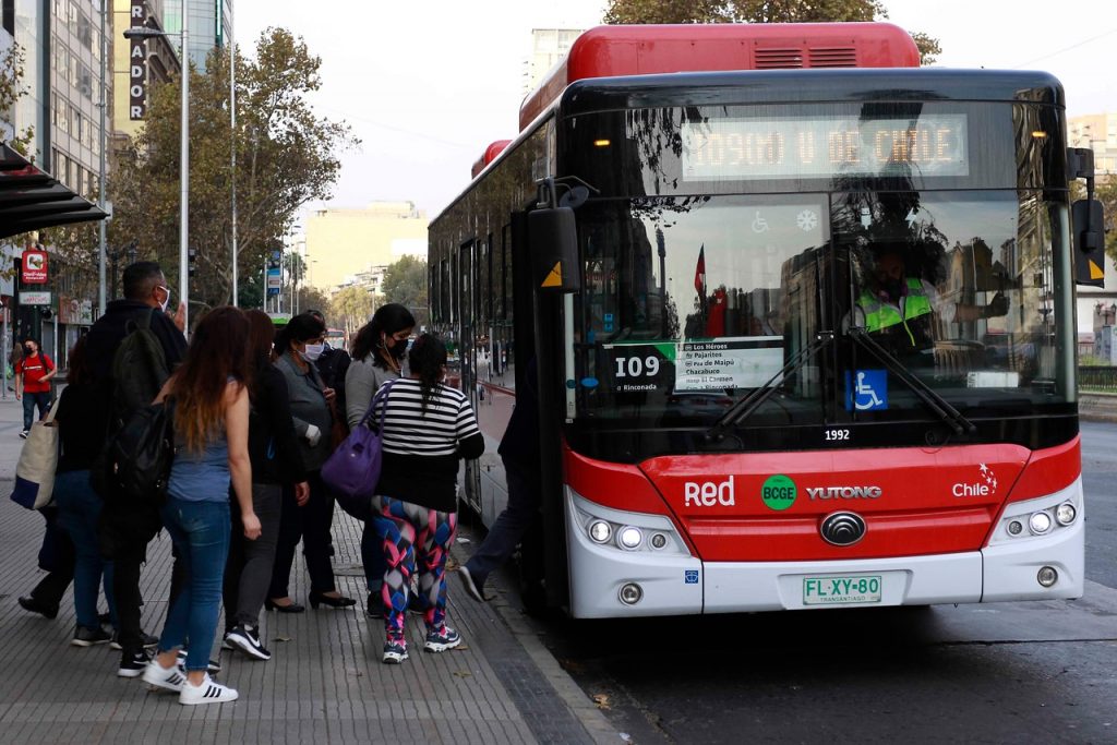 La “leve mejoría” impulsa al gobierno a seguir desconfinando: Santiago y Estación Central avanzarían a Transición