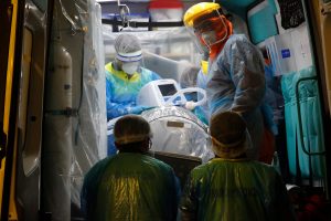 COVID-19 en Chile: Gobierno confirma 28 fallecidos y alto número de pacientes conectados a ventilador