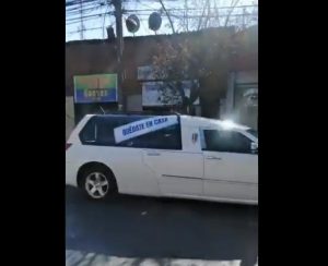 VIDEO| Cortejo fúnebre pasa por el centro de Buin con el mensaje "quédate en casa"