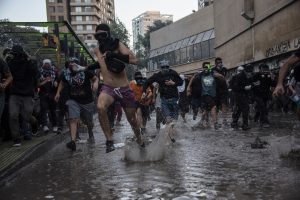 FOTOLIBRO| Estallido social y coronavirus: La tormenta perfecta para Chile desde una mirada artística