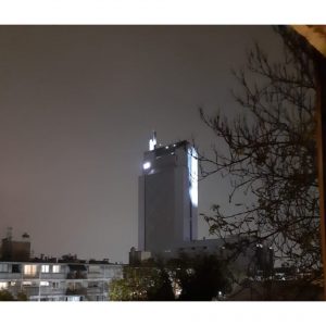 REDES| Potentes focos cubren proyección de palabras "Solidaridad" y "Humanidad" en costado del edificio Telefónica