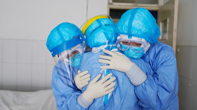 Estudio indica que el 10% de los trabajadores de la salud que enfrentan la pandemia ha tenido «ideas de muerte»