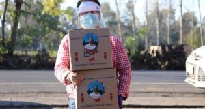 Diputado RN distribuye cajas de comida con su foto y mascarillas con su nombre en Chillán