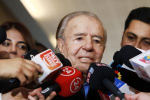 Carlos Menem es internado en Argentina por una fuerte neumonía