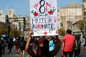 Coordinadora feminista 8M rechaza inadmisibilidad de extensión al postnatal y acusa "impresentable" ausencia de ministra Zalaquett en la votación