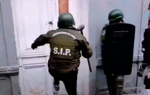 VIDEO| Carabineros registra domicilio equivocado en Barrio Yungay y destruye la puerta pese a los avisos de vecinos