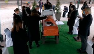 VIDEO| Presidente Piñera habría faltado al protocolo: Abrió la tapa del ataúd en funeral de su tío