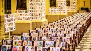Arzobispo de Lima realiza misa en catedral sin gente pero con más de 5.000 fotografías de fallecidos por COVID-19