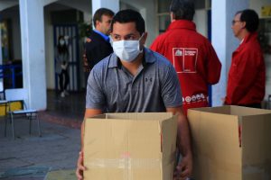 Denuncian entrega de canastas familiares con leche en mal estado en Los Ríos: Tenía sabor ácido y olor a aluminio