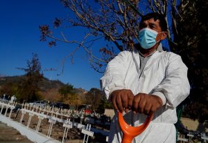 Sindicatos de cementerios municipales acusan abandono en la pandemia: "Ninguna autoridad de gobierno ha supervisado protocolos de funerales"