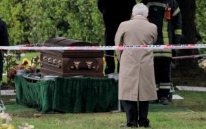 Funeral: Ministro Paris llegó a Machalí a despedir a su padre