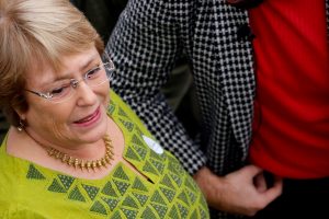 Michelle Bachelet arriba al país y agradece las muestras de cariño tras muerte de su madre