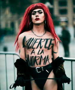 Norma Mor, la drag queen chilena que brilla en el soft porn y en el Museo Reina Sofía