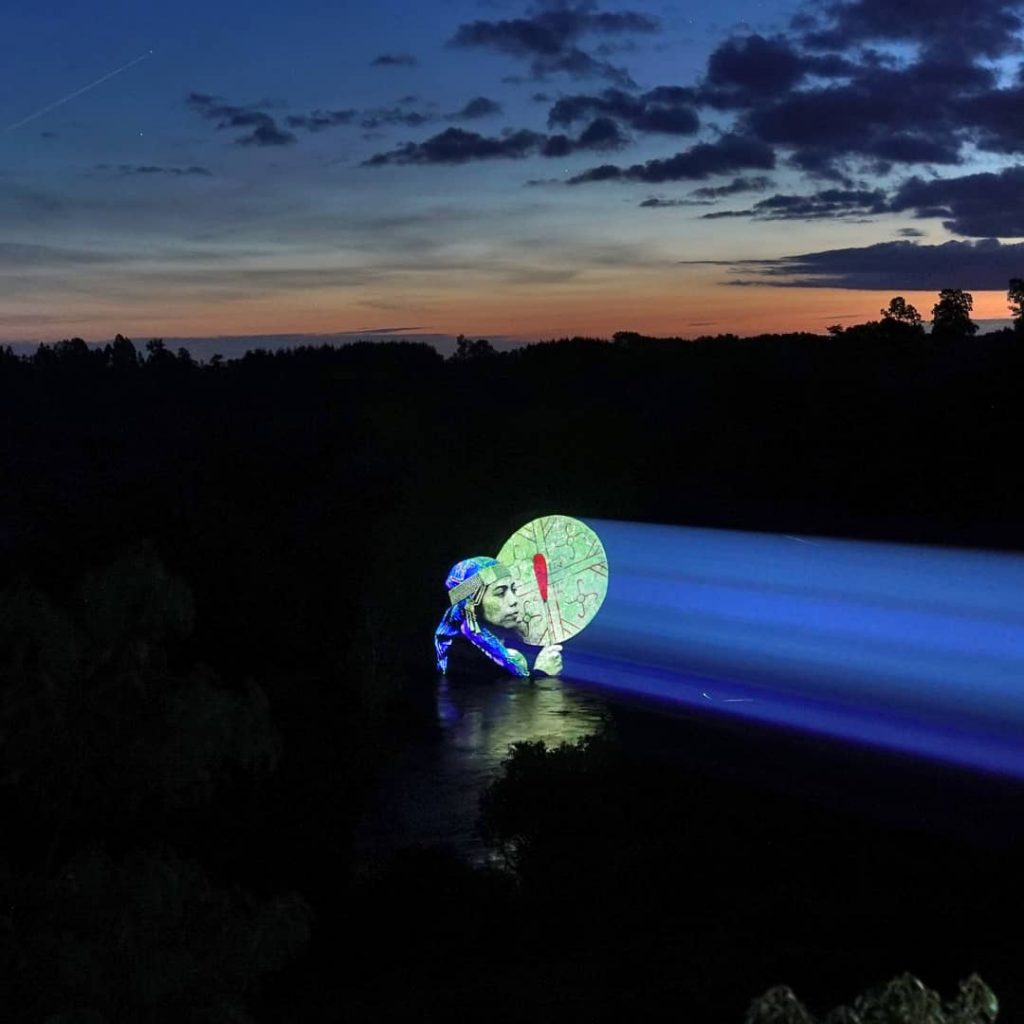 VIDEO| Proyecciones lumínicas en el río sagrado donde empresa Noruega pretende instalar hidroeléctricas