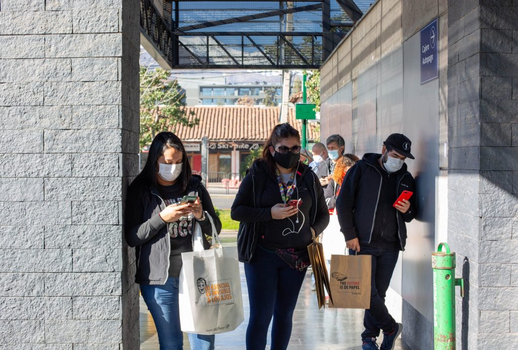 FOTO| Retratos en pandemia: los rostros de quienes están en ‘primera línea’ haciendo largas colas para llevar tu pedido a casa