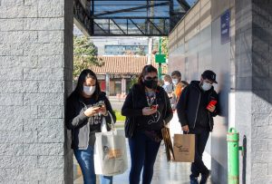 FOTO| Retratos en pandemia: los rostros de quienes están en 'primera línea' haciendo largas colas para llevar tu pedido a casa