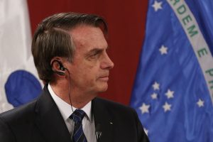 Bolsonaro se burla de la prensa y se refiere a ella groseramente tras acusaciones de corrupción