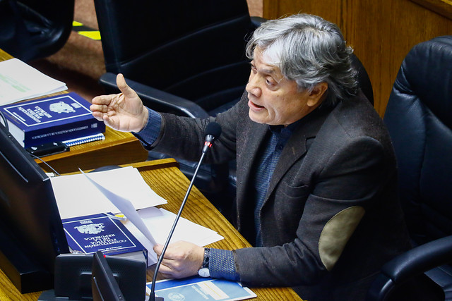 Senadores piden a Contraloría aclarar legalidad de orden que rebautizó academia de Carabineros