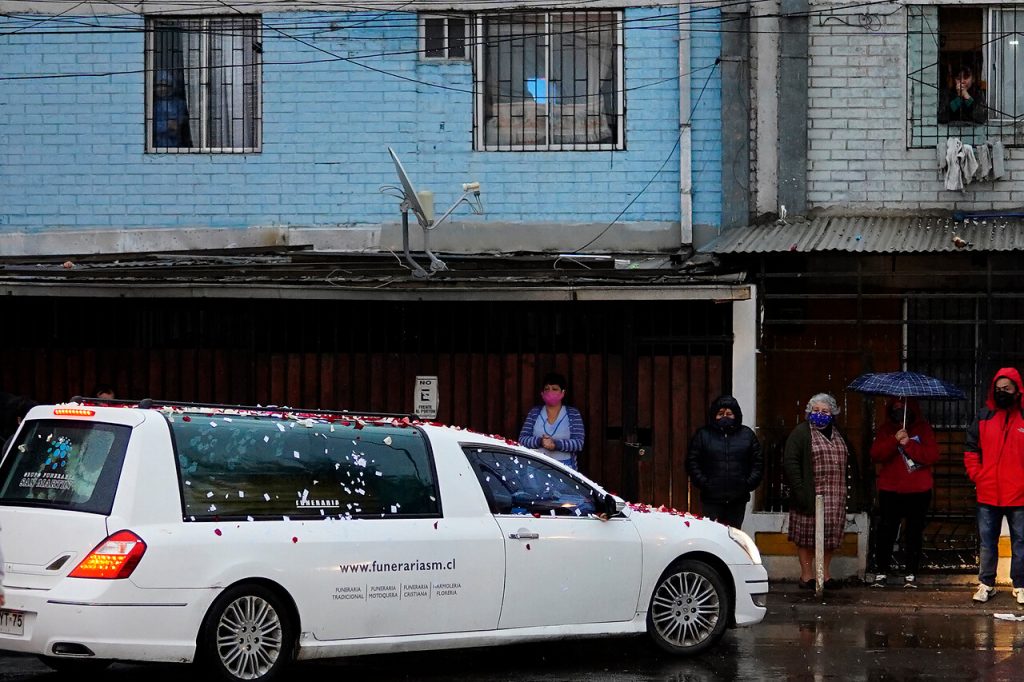 Pese a que la “leve mejoría continúa” el Minsal informó casi 100 muertos diarios por COVID-19 en Chile