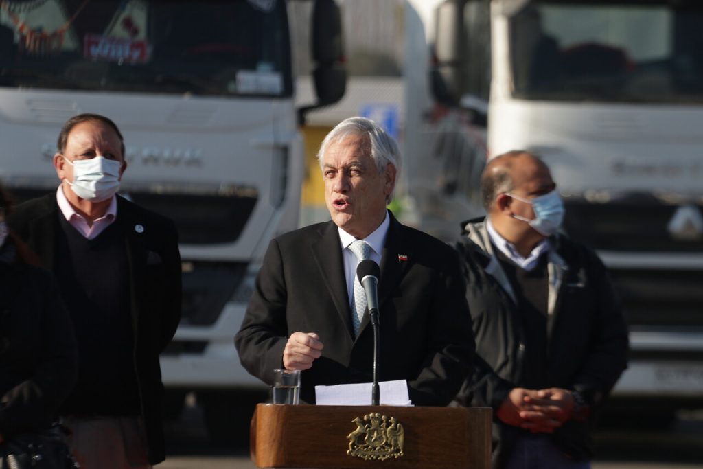 “Ley Juan Barros”: Piñera firma proyecto que endurece castigo por quema de camiones