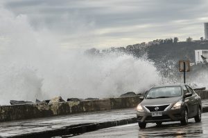 VIDEOS| Vientos que vuelan techumbres y marejadas que arrastran autos: Sistema frontal se manifiesta con fuerza en Valparaíso