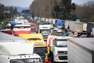 Camioneros siguen con bloqueo parcial de rutas en nueva jornada de paro