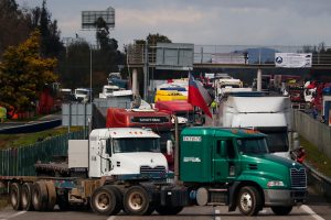 Paro de camioneros: Conflicto escala por desabastecimiento desde La Araucanía al sur y ministro Pérez informa que aún no hay acuerdo