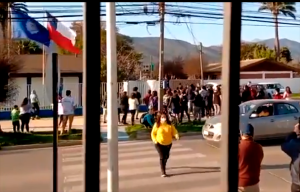 VIDEO| Decenas de personas llegan hasta el cuartel PDI de Limache a funar al "sicópata del tambor" tras hallazgo del cuerpo de Ámbar
