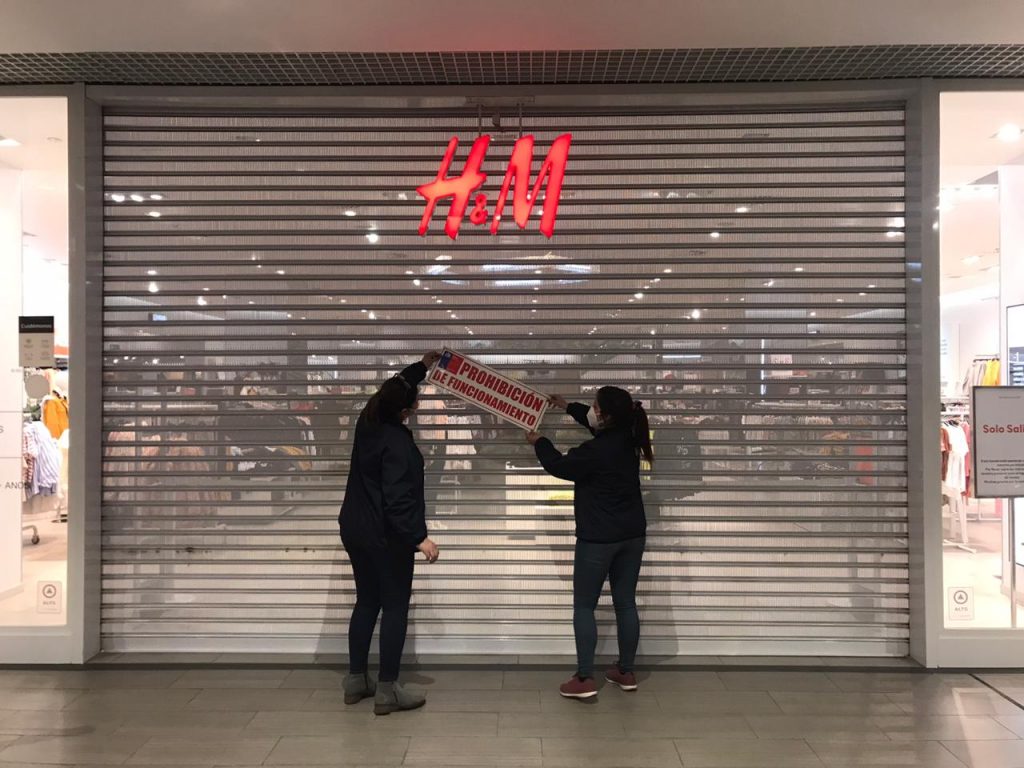 Clausuran tienda H&M en mall de Vitacura: Encuentran anexos de contrato adulterados a mano para modificar domicilios de trabajadores