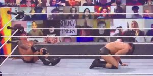 FOTO| Cartel con “Renuncia Piñera” vuelve a aparecer en primer plano durante transmisión de la WWE
