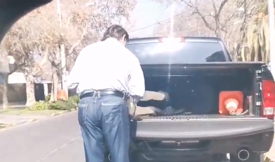 VIDEO| “Para no pegarnos la cuestión”: Sorprenden a Emeterio Ureta transportando a trabajador en la maleta de un auto