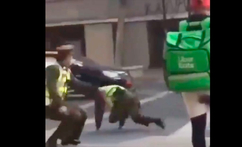 VIDEO| Viral de la semana: Joven baila sobre patrulla, hace caer a dos carabineros y se lanza a un auto en movimiento