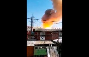 VIDEOS| Corte de luz afecta a varias comunas de Santiago: Vecinos de Peñalolén reportan explosiones en planta eléctrica
