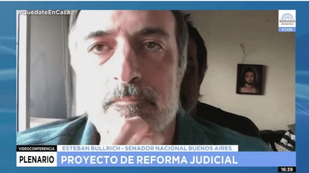 VIDEO| Senador argentino se llena de bromas tras usar un fondo de Zoom con su foto en sesión del Congreso