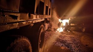 Carabineros investiga nuevo ataque incendiario en La Araucanía: Al menos 10 camiones resultaron quemados