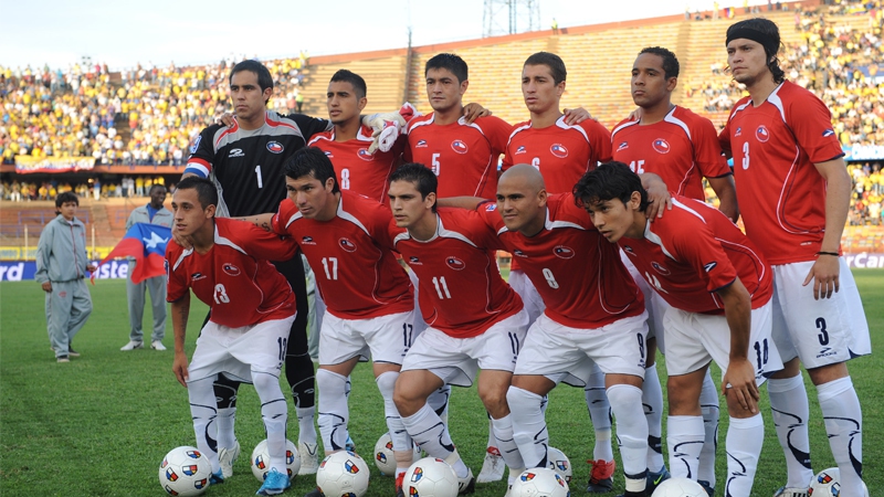 DE FÚTBOL Y ALGO MÁS| 30 protagonistas desclasifican 90 años de fútbol chileno