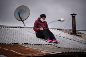 Empresas que cobran y no cumplen, “Zonas Rojas” sin servicio: la injusticia del WiFi en Chile y un Estado que no corrige