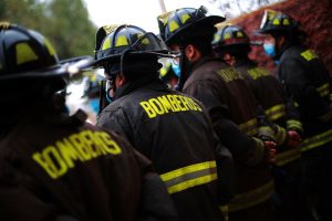 Tres personas fallecieron tras incendio que consumió vivienda completa en Recoleta