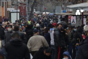 FOTOS| Preocupante aglomeración de personas se registra este martes en el centro de Santiago