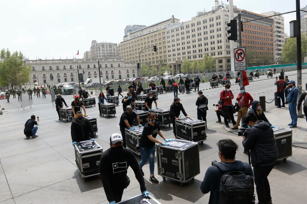 “Los primeros en parar y los últimos en volver”: Trabajadores del Arte y Espectáculo protestan en La Moneda